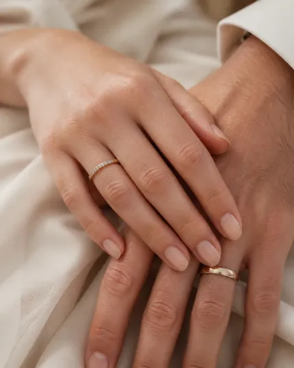 Manos de una pareja con sus anillos
